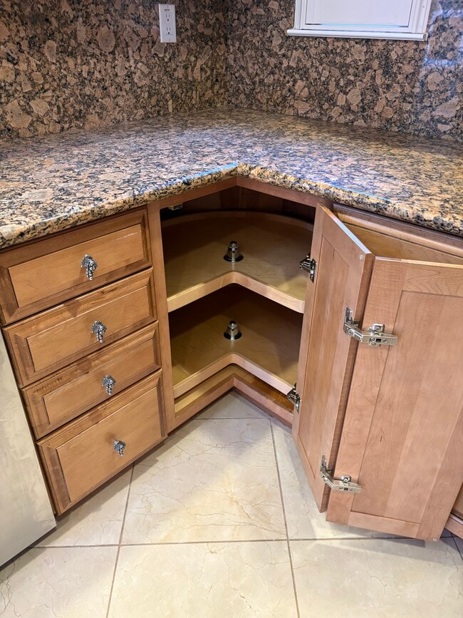 Building Photo - 1938 Stratton Cir