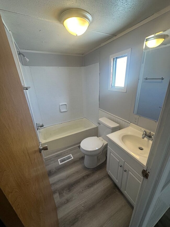 Building Photo - Discover your new HOME! 3 Bedroom, 2 Bath Mobile Home in Yorktowne