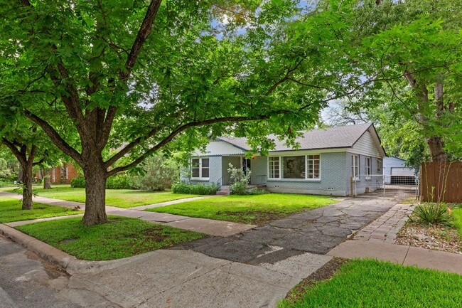 Building Photo - Nicely Updated 3/2 in Hyde Park
