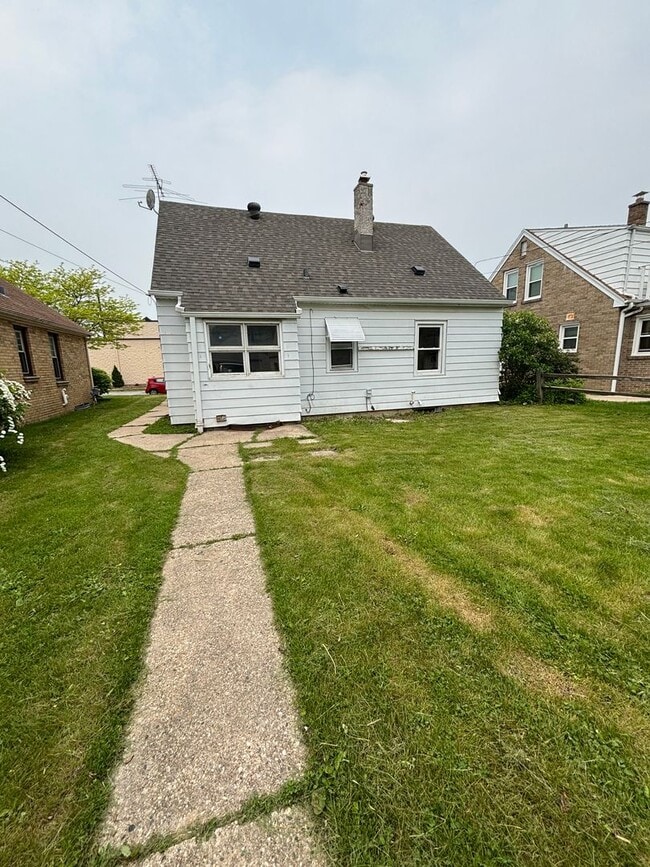 Building Photo - HUGE NICE 3BR SINGLE FAMILY HOME, PARKING,...