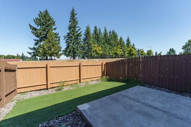 Building Photo - ASK ABOUT AUGUST MOVE IN SPECIAL 3 Bedroom...