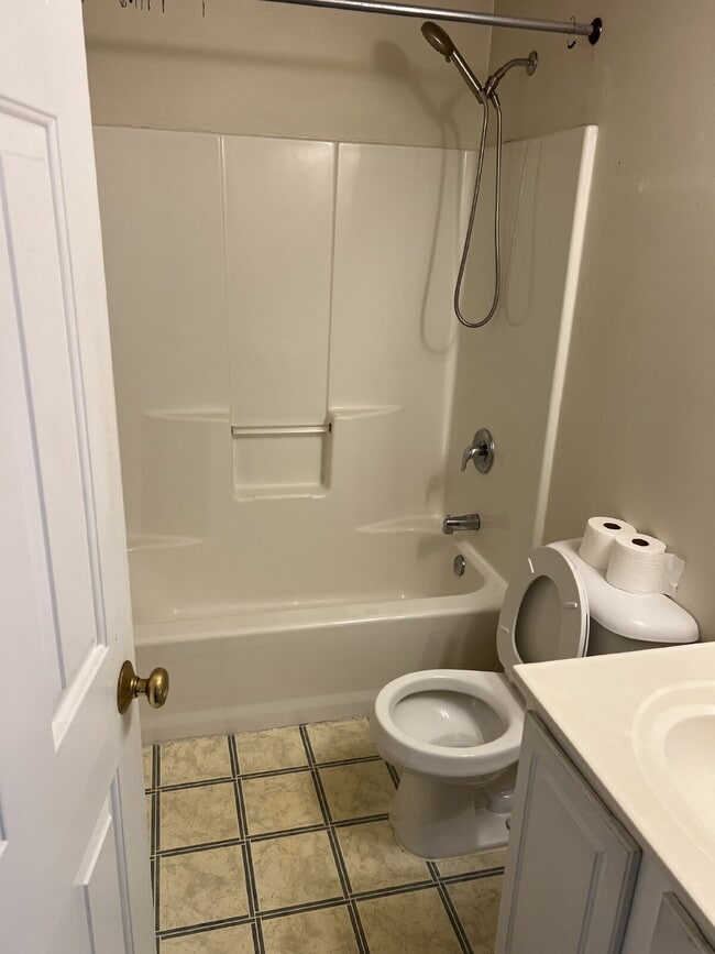 Building Photo - Split foyer home in Lancaster Gate with 3 bedrooms and 1 bathroom. 2 Bedrooms and Bathroom Upstai...