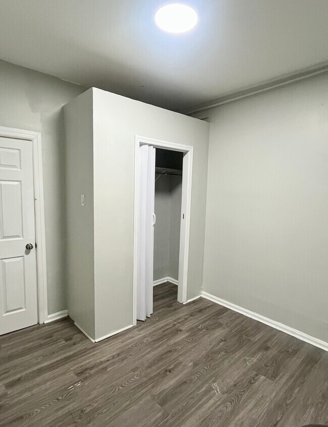 Building Photo - 364 River Dr