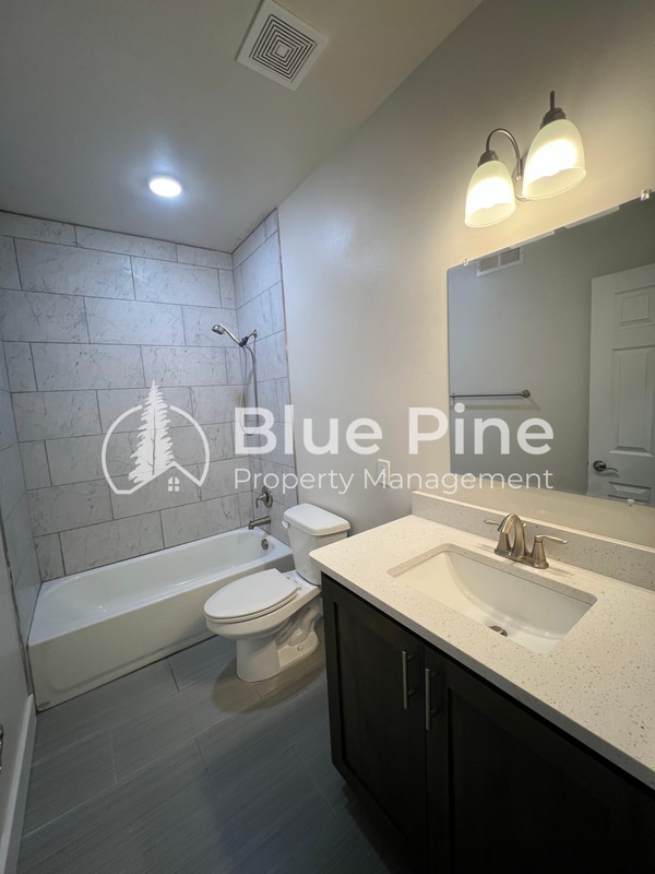 Building Photo - 323 Gladstone St