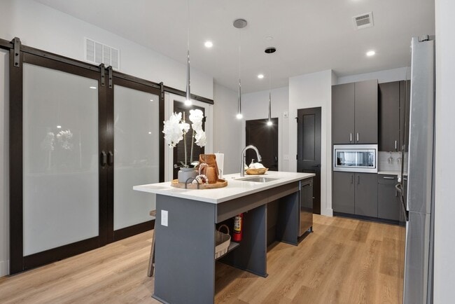 Building Photo - 303 31st Ave N