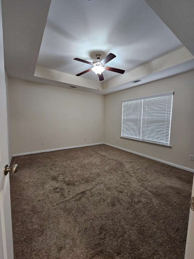 Building Photo - Luxury Townhouse in Richmond Hill.  Get Bu...