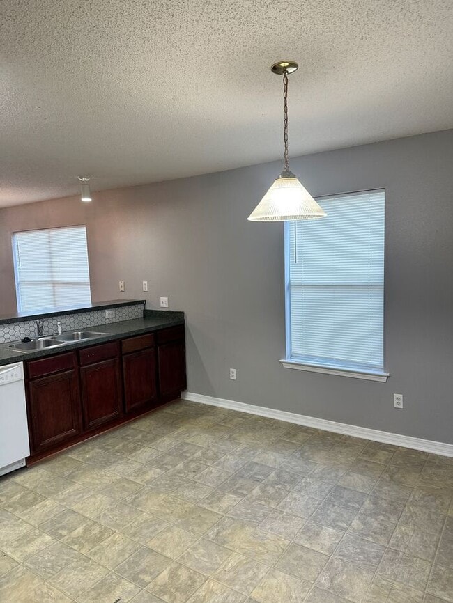 Building Photo - 3/2 Cottage in Maple Oaks Subdivision with garage