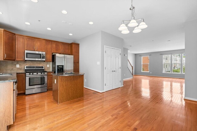 Building Photo - 3 Bedroom 3.5 Bathroom - Wheaton Townhouse...