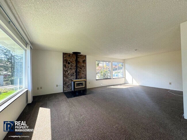 Building Photo - Charming 2 Bedroom! Stunning Views!