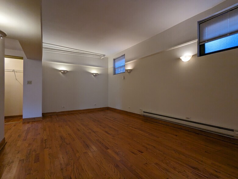 Building Photo - 957 W Cornelia Ave