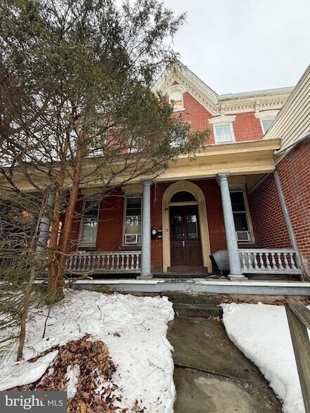 Building Photo - 216 Main St