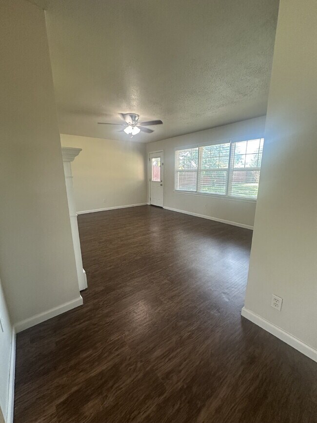 Building Photo - Pre-Leasing for Summer/Fall 2025!