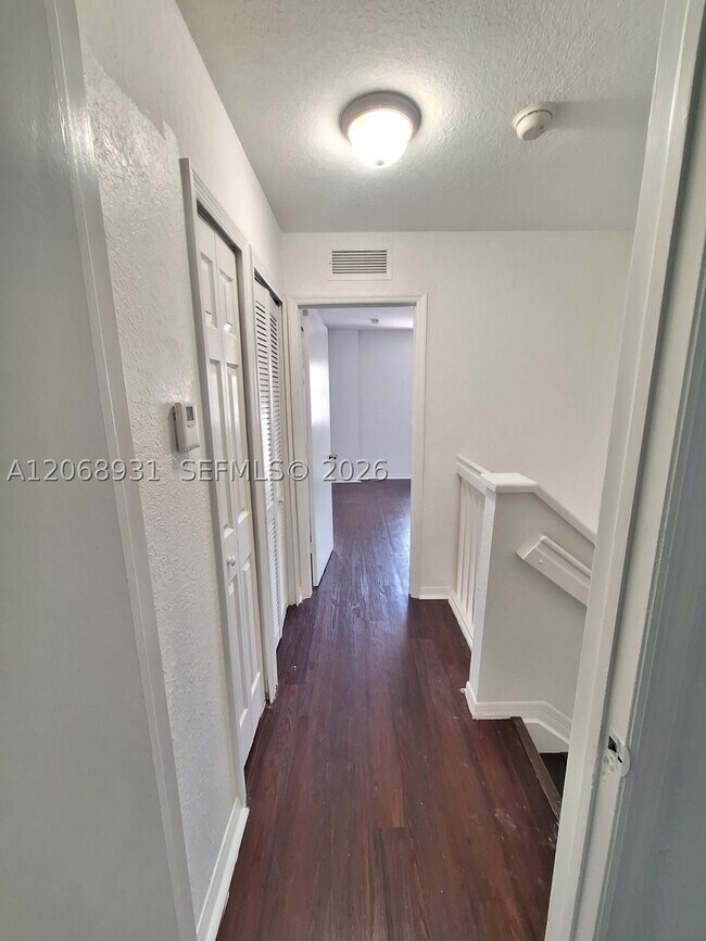 Building Photo - 1654 SE 31st Ct