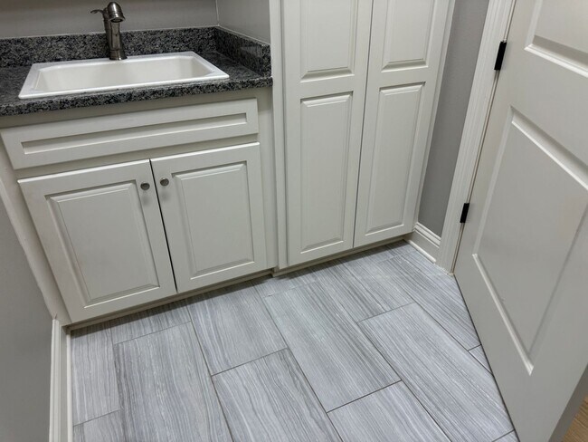 Building Photo - Gated community with community POOL!!!!