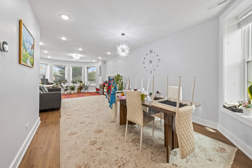 Building Photo - 2550 W Balmoral Ave