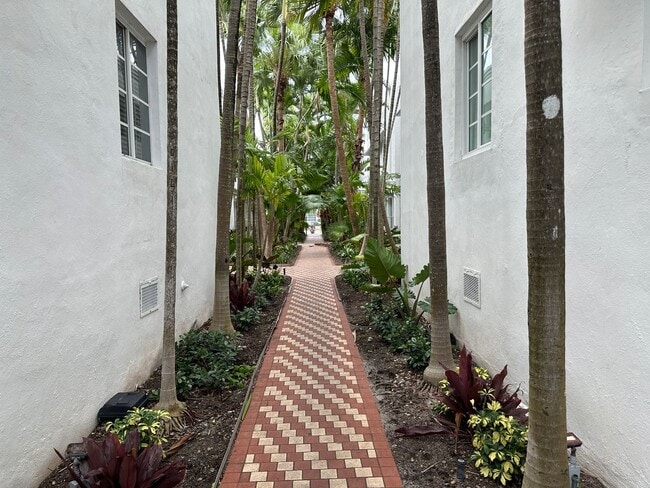 Building Photo - LARGE 1 BEDROOM FULLY FURNISHED IN WATERFR...