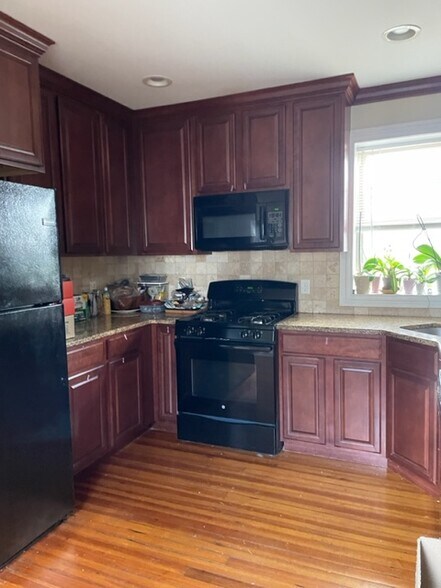 large kitchen with granite countertops - 1501 N Broom St