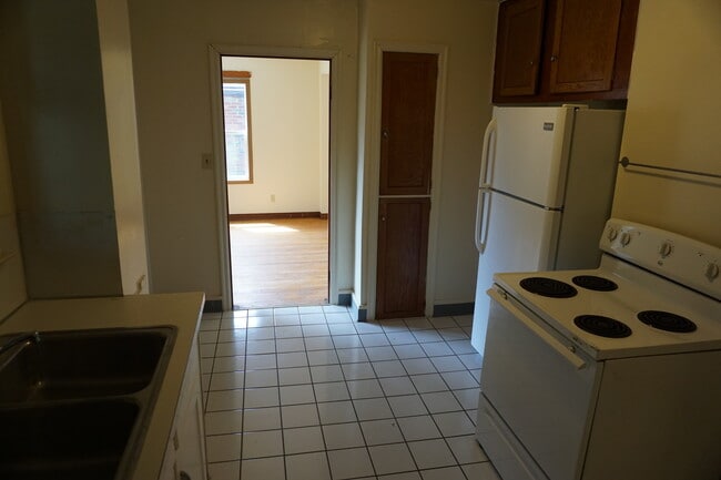 Building Photo - 4 bedroom 1 1/2 bath single family house with yard.