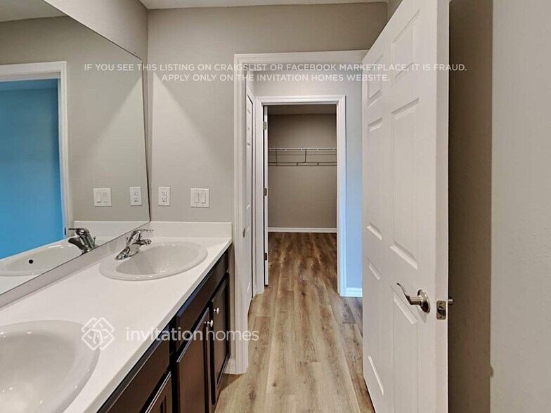 Building Photo - 742 NE 7th Pl