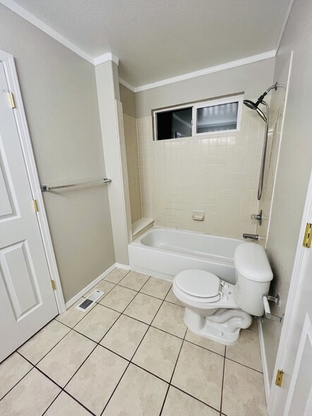 Upstairs full bathroom tub/shower, actual photo - 2563 Malpaso Pt