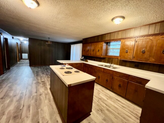 Building Photo - 722 Walnut Rd