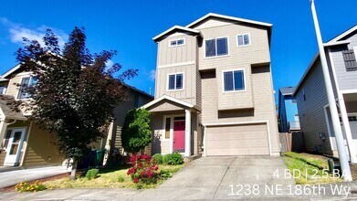 Building Photo - Charming 4B/3BA Craftsman in Gresham!