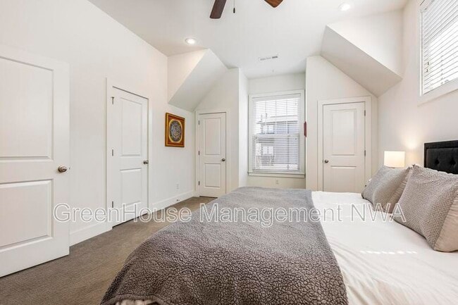 Building Photo - 636 SW B St