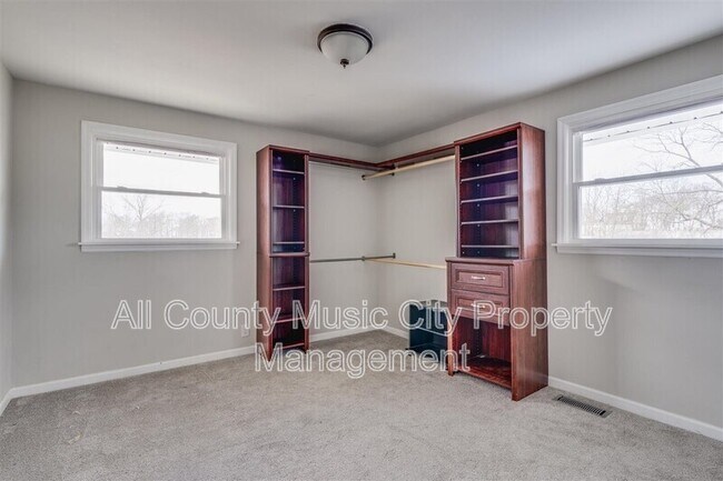 Building Photo - 209 Rhine Dr