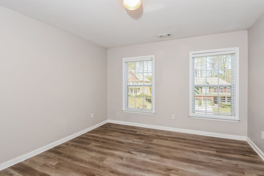 Building Photo - 227 Oakbridge Dr