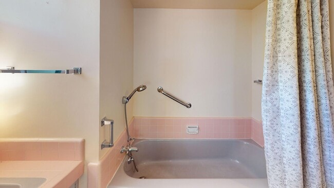 Building Photo - 3 Bed, 2 Bathroom home with large enclosed...