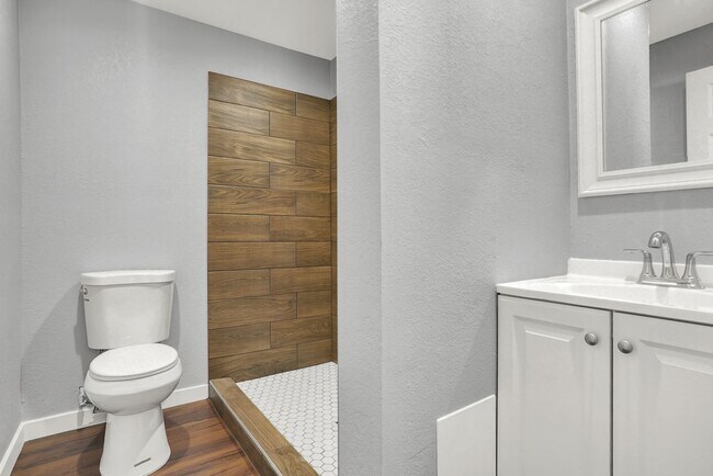 Building Photo - Central 1 Bedroom 1 Bath