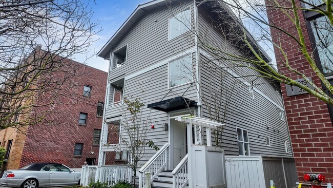 Building Photo - Modern Studio Apartment in Prime Queen Ann...