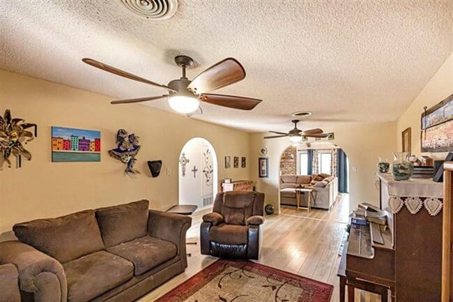 Building Photo - Beautiful 4 Bedroom/2 Bath Home