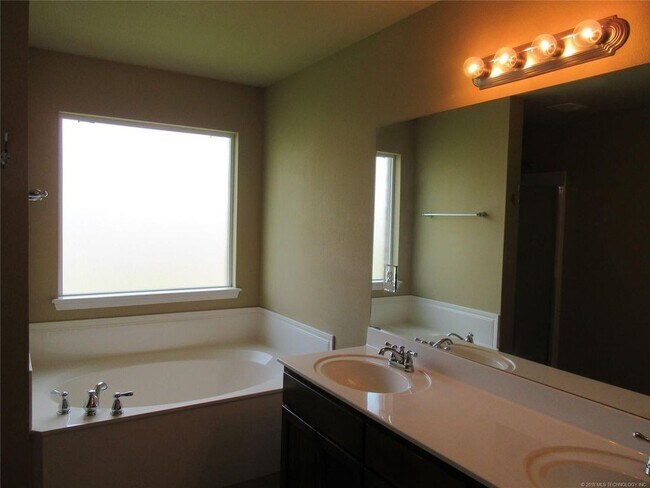 Building Photo - 4 Bed | 2 Bath in Owasso!
