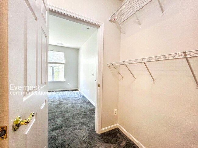 Building Photo - 1-Bed, 1-Bath Modern Condo with Balcony and Off-Street Parking