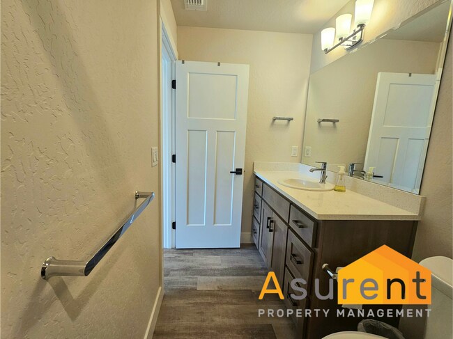 Building Photo - Beautiful fully furnished, single level 3 ...