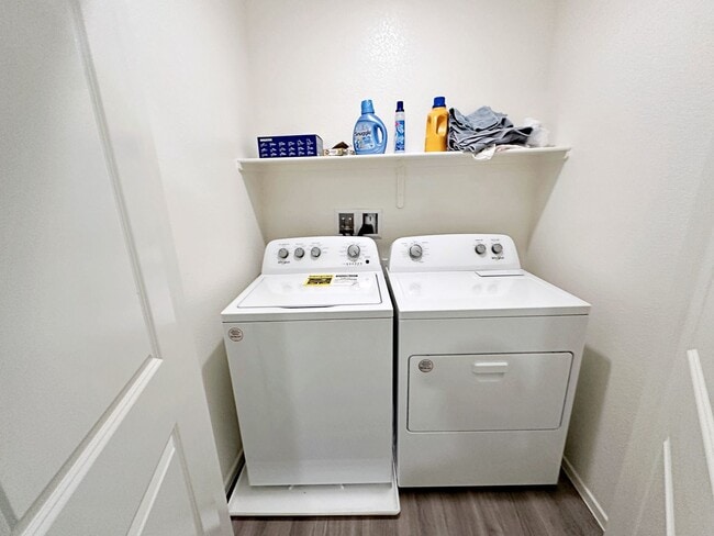 Building Photo - FURNISHED 3 BEDROOM + LOFT TOWNHOME WITH 2 CAR GARAGE