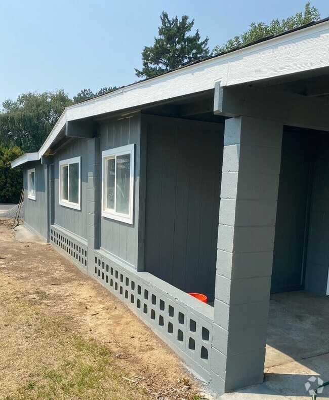 Building Photo - Charming two bedroom home