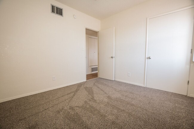 Building Photo - Charming Property Features 3 Bedrooms, 2 B...