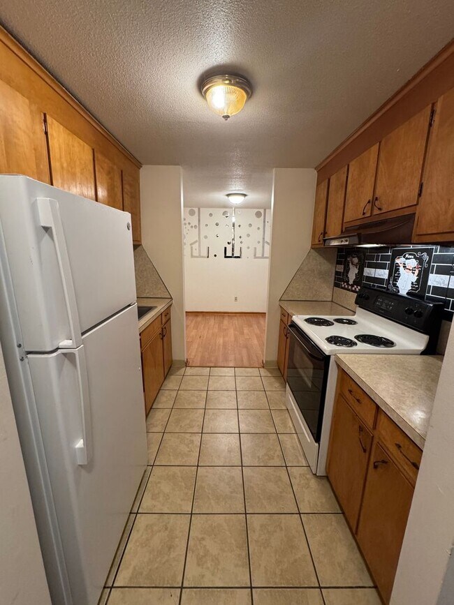Building Photo - 490 Burritt St