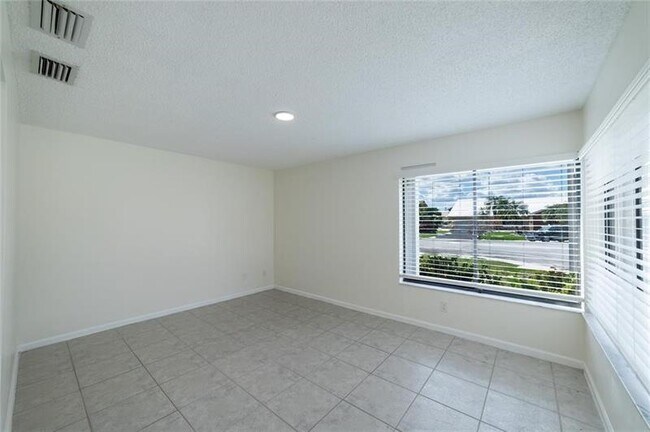 Building Photo - 1260 NW 101st Ave