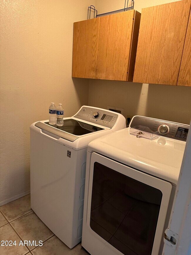 Building Photo - 11025 W Poinsettia Dr