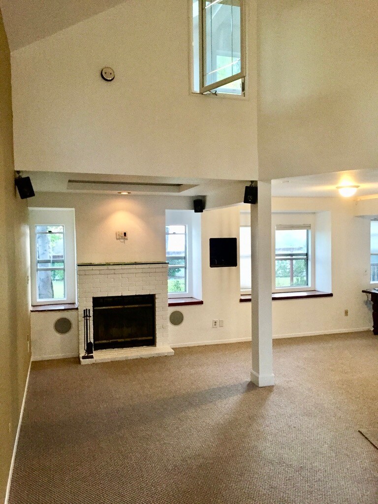 Building Photo - 1355 Waterbury Ct