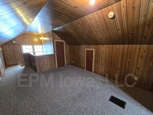 Building Photo - 401 Charles St