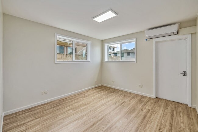 Building Photo - Nuuanu - Renovated 5 bedroom, 2 bath singl...