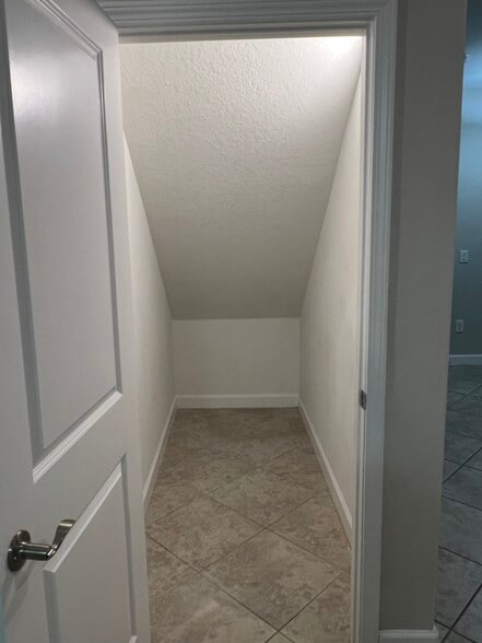 Building Photo - 923 Terra Vista St