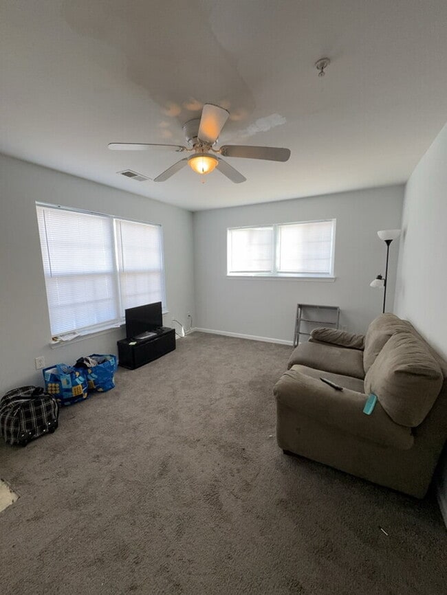 Building Photo - "Charming 1-Bedroom Townhouse Retreat on Campus Drive!"
