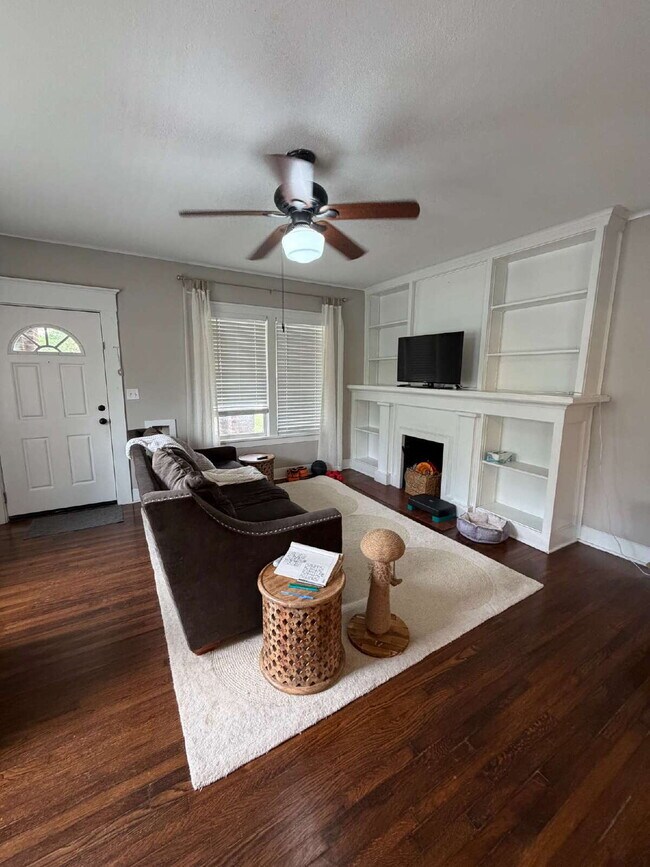 Building Photo - Daring 2 bedroom 1 bath in the heart of Ryan Place.