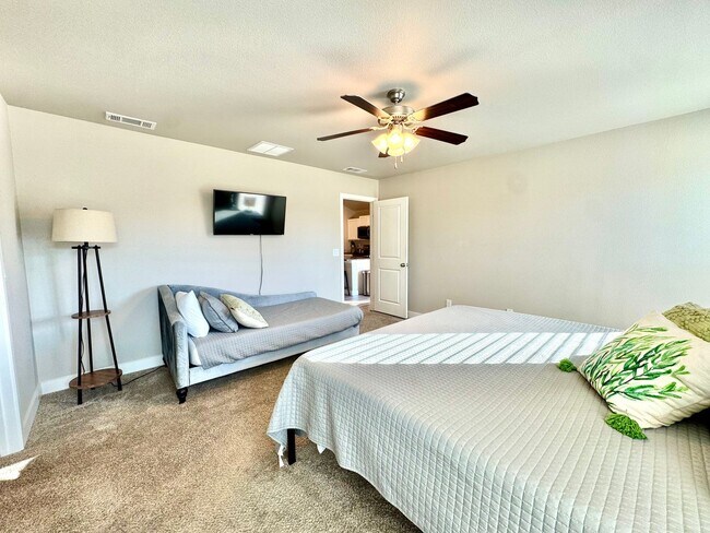 Building Photo - Furnished Rental 3 bed 2 bath Minimum of 30-day stay