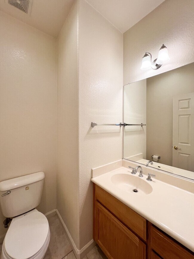 Building Photo - South Napa Three Bedroom House